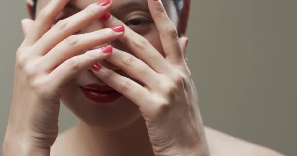 Femme Asiatique Aux Cheveux Noirs Lèvres Rouges Maquillage Souriant Espace — Video