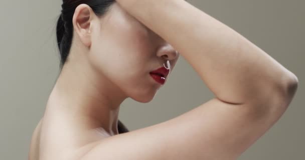 Mujer Asiática Con Pelo Negro Labios Rojos Maquillaje Toching Cara — Vídeos de Stock