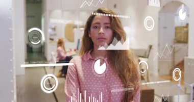 Grafiklerin animasyonu, kollarını kavuşturmuş gülümseyen beyaz bir kadının üzerine daireler ve çubuklar yerleştirmek. Dijital bileşik, çoklu pozlama, rapor, iş, büyüme ve ilerleme kavramı.