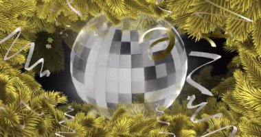 Siyah arka planda ayna küreli altın ve gümüş flamalar animasyonu. Yeni yıl, yeni yıl arifesi, gelenek ve kutlama konsepti dijital olarak oluşturulmuş video.