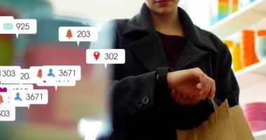 Markette akıllı bir şekilde kayan beyaz bir kadının bildiri barlarının canlandırılması. Dijital bileşik, çoklu pozlama, sosyal medya anımsatıcı, alışveriş ve teknoloji kavramı.