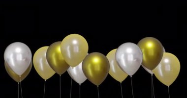 Siyah arka planda altın ve gümüş balonların animasyonu. Yeni yıl, yeni yıl arifesi, gelenek ve kutlama konsepti dijital olarak oluşturulmuş video.