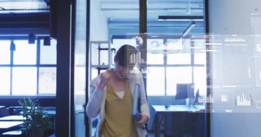 Grafiklerin, kürelerin, yükleme çemberlerinin animasyonu Asyalı bir kadının heyecan içinde yürüyüp zıplaması. Dijital bileşik, çoklu pozlama, rapor, iş, ilerleme ve küreselleşme kavramı.