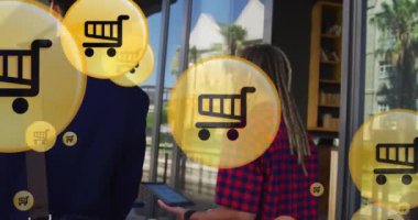 Ofiste yürürken tartışan çeşitli iş arkadaşlarının alışveriş arabası ikonlarının canlandırılması. Dijital bileşik, çoklu pozlama, perakende, alım, planlama, takım çalışması, iş ve teknoloji kavramı.