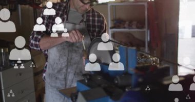 Atölyedeki makineleri kullanarak beyaz erkek tamircinin üzerine çıkan insanların animasyonları. Dijital bileşik, sosyal medya, teknoloji, iş, ekipman, çalışma, beceri kavramı.