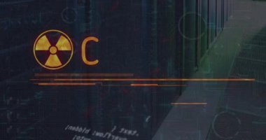 Veri sunucu odasında radyoaktif uyarı sembolü, metin ve bilgisayar dili animasyonu. Dijital bileşik, çoklu pozlama, tehlike, kodlama, veri merkezi, ağ ve teknoloji kavramı.