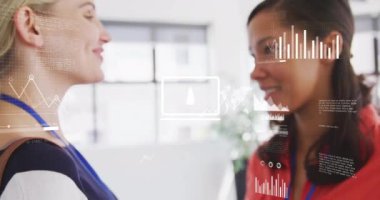 Grafik, harita, dizüstü bilgisayar, akış şeması, çeşitli kadın iş arkadaşlarının ofiste tartıştığı animasyonlar. Dijital bileşik, çoklu pozlama, rapor, iş dünyası, küresel, takım çalışması, bulut hesaplama kavramı.