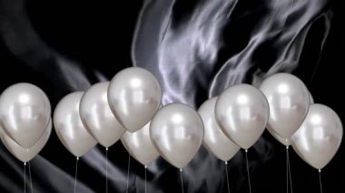 Siyah arka planda gümüş balonların canlandırılması. Yeni yıl, yeni yıl arifesi, gelenek ve kutlama konsepti dijital olarak oluşturulmuş video.