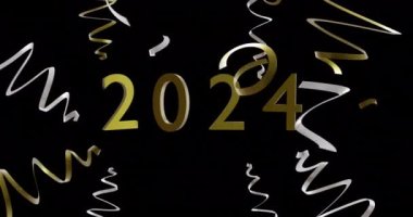 2024 metnin animasyonu, siyah arkaplanda altın ve gümüş flamalar. Yeni yıl, yeni yıl arifesi, gelenek ve kutlama konsepti dijital olarak oluşturulmuş video.