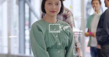 Grafikler, harita, akış şeması, dizüstü bilgisayardaki bulut ofiste gülümseyen melez bir kadın. Dijital bileşik, çoklu pozlama, rapor, iş, küresel, bulut hesaplama ve teknoloji.