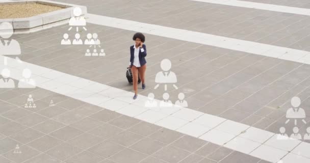 Animación Diagramas Flujo Mujer Afroamericana Caminando Con Bolsa Carrito Hablando — Vídeos de Stock