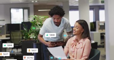 Çeşitli iş arkadaşlarının ofiste raporları tartışması üzerine çoklu bilgilendirme çubuklarının canlandırılması. Dijital bileşik, çoklu pozlama, iş, planlama, tartışma, takım çalışması ve sosyal medya hatırlatıcısı.