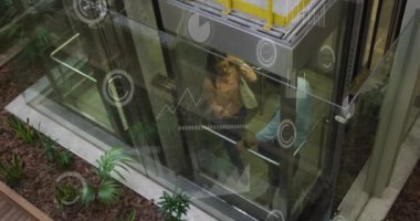 Yükleme çemberinin animasyonu, çeşitli iş arkadaşları asansörde dijital tablet raporlarını tartışıyor. Grafikler, dijital bileşim, iş, ilerleme, planlama, takım çalışması ve teknoloji kavramı.