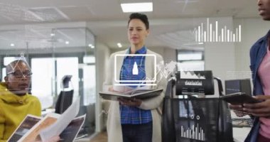 Beyaz kadının ofiste raporları tartışması üzerine grafiklerin ve simgelerin canlandırılması. Dijital bileşik, çoklu pozlama, iş, planlama, takım çalışması, bulut hesaplama ve teknoloji kavramı.