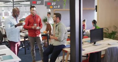 Ofisteki çay molasında tartışan çeşitli iş arkadaşlarıyla ilgili bilgilendirme barlarının canlandırılması. Dijital bileşik, çoklu pozlama, iş, içecek, içecek, sosyal medya anımsatma kavramı.