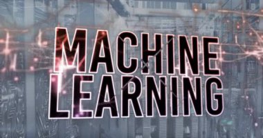 Makine öğrenme metninin animasyonu, ışık izleri, sunucu odasına karşı mikro işlemci bağlantıları. Makine öğrenme ve yapay zeka teknolojisi kavramı