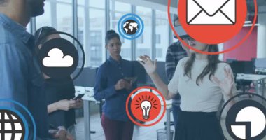 VR kulaklık takan ve ofisteki iş arkadaşlarına geri bildirim yapan çeşitli kadınların ikonalarının canlandırılması. Dijital bileşim, fikirler, küreselleşme, rapor, iş dünyası, takım çalışması, fütüristik ve teknoloji kavramı.