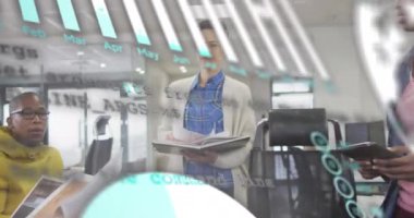 Grafik, küre ve bilgisayar dilinin animasyonu, çeşitli iş arkadaşlarının ofiste fikirlerini paylaşması üzerine. Dijital bileşik, çoklu pozlama, iş, küreselleşme, takım çalışması, kodlama ve teknoloji konsepti.