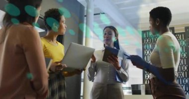 Grafik animasyonu, değişen numaralar, ofiste fikir alışverişinde bulunan çeşitli iş arkadaşlarının haritası. Dijital bileşik, çoklu pozlama, rapor, iş, büyüme, planlama, takım çalışması ve teknoloji kavramı.