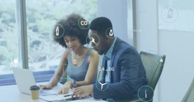 Muhtelif iş arkadaşlarının masadaki raporları tartışması üzerine birden fazla simgenin canlandırılması. Dijital bileşik, çoklu maruz kalma, tehlikeli, geri dönüşüm, planlama, takım çalışması ve teknoloji konsepti.