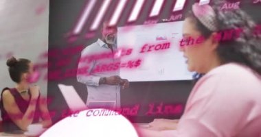 Grafik, dünya, bilgisayar dilinin animasyonu. Televizyonda haberleri tartışan çeşitli iş arkadaşlarının üzerinde. Dijital bileşik, çoklu pozlama, iş, küreselleşme, takım çalışması, kodlama ve teknoloji.