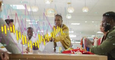 Muhtelif iş arkadaşlarının ofiste fikir alışverişinde bulunduğu birden fazla grafiğin animasyonu. Dijital bileşik, çoklu pozlama, rapor, iş, büyüme, planlama ve takım çalışması kavramı.