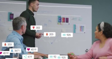 Çeşitli adamların beyaz tahtadaki iş arkadaşlarına ürün tasarımını açıklamasıyla ilgili bilgilendirme çubuklarının canlandırılması. Dijital bileşik, çoklu pozlama, iş, takım çalışması, planlama, sosyal medya anımsatma kavramı.