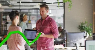 Beyaz iş arkadaşlarının ofiste ayakta dikilip tartıştıkları grafiklerin ve değişen numaraların animasyonu. Dijital bileşik, çoklu pozlama, rapor, iş, planlama, takım çalışması ve teknoloji kavramı.