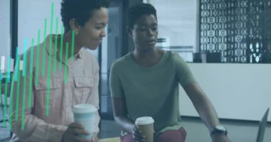 Muhtelif kadın iş arkadaşlarının ofiste kahve içip tartışmaları üzerine birden fazla grafik animasyonu. Dijital bileşik, çoklu pozlama, rapor, iş, içecek, planlama ve takım çalışması kavramı.