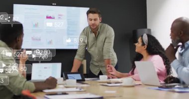 Çeşitli adamların büyük ekrandaki iş arkadaşlarına rapor vermesiyle ilgili bilgilendirme çubuklarının animasyonu. Dijital bileşik, çoklu pozlama, iş, takım çalışması, planlama, sosyal medya anımsatma ve teknoloji.
