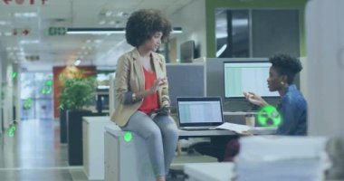 Çeşitli kadın iş arkadaşlarının tartışması ve masa başında beşlik çakması üzerine daireler çizerek simgenin canlandırılması. Dijital bileşik, çoklu maruz kalma, tehlikeli, geri dönüşüm, planlama, takım çalışması ve teknoloji.