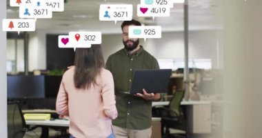 Kafkasyalı iş arkadaşlarının ofiste ayakta dikilip tartıştıkları bildiri çubuklarının animasyonu. Dijital bileşik, çoklu pozlama, iş, takım çalışması, sosyal medya anımsatıcı ve teknoloji kavramı.