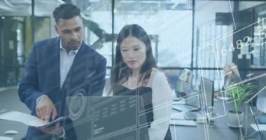 Grafiklerin animasyonu, değişen sayılar, değişen çemberler, kare, çeşitli çalışanlar raporları tartışıyor. Dijital bileşik, çoklu pozlama, iş, planlama, takım çalışması ve teknoloji kavramı.