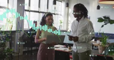 Birden fazla grafiğin animasyonu, raporları tartışan farklı iş arkadaşlarının numaralarının değişmesi. Dijital bileşik, çoklu pozlama, iş, büyüme, planlama, takım çalışması ve teknoloji kavramı.