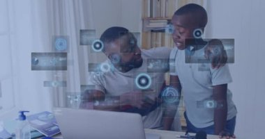 Evde tartışan dizüstü bilgisayarla Afrikalı Amerikalı baba ve oğlunun veri işleme animasyonu. Babalık, aşk ve teknoloji kavramı
