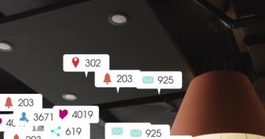 Numaraları değiştirme animasyonu, boş sandalye ve ofis tavanı üzerindeki bilgilendirme çubuklarında simge. Dijital bileşim, çoklu pozlama, iş, sosyal medya anımsatıcı ve teknoloji kavramı.