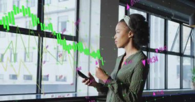 Grafik animasyonu, artan sayılar, pencereden bakarken cep telefonunu kontrol eden melez kadın. Dijital bileşik, çoklu pozlama, rapor, iş ve teknoloji kavramı.