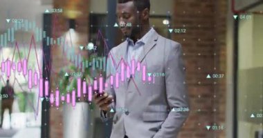 Değişen numaralarla grafiklerin animasyonu, Afro-Amerikan bir adam ofisinde cep telefonuyla kayıyor. Dijital bileşik, çoklu pozlama, rapor, iş, büyüme ve teknoloji kavramı.