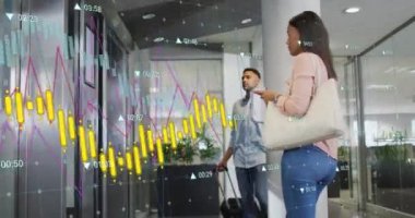 Asansörü bekleyen çeşitli insanlar üzerinde değişen numaralarla birden fazla grafiğin animasyonu. Dijital bileşik, çoklu pozlama, rapor, büyüme, iş, soyut ve teknoloji kavramı.