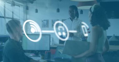 Ofiste tartışan çeşitli meslektaşlar grubuna karşı dijital simge ağının animasyonu. Küresel ağ ve iş teknolojisi kavramı