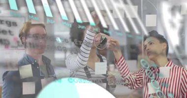 Çeşitli kadın iş arkadaşlarının strateji tartışmaları üzerine grafik, dünya ve bilgisayar dilinin animasyonu. Dijital bileşik, çoklu pozlama, iş, küreselleşme, takım çalışması, kodlama ve teknoloji.