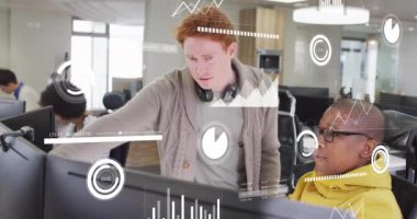 Grafiklerin animasyonu, çeşitli iş arkadaşlarının bilgisayarda raporları tartışması üzerine çizgiler ve daireler yüklemek. Dijital bileşik, çoklu pozlama, iş, ilerleme, planlama, takım çalışması ve teknoloji.