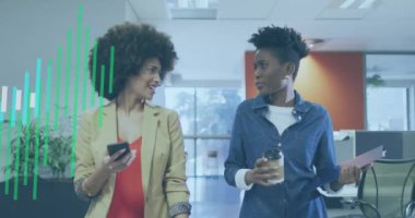 Grafiklerin animasyonu, çeşitli kadın iş arkadaşlarının kahve içerken ve cep telefonu kullanırken tartışmaları. Dijital bileşik, çoklu pozlama, rapor, iş, içecek ve teknoloji kavramı.