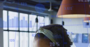 Çoklu grafik animasyonu ve çift ırklı kadın kafası üzerinde değişen numaralar. Dijital bileşik, çoklu pozlama, rapor, büyüme, yakın çekim, soyut ve iş konsepti.