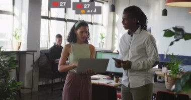 Dizüstü bilgisayarda ayakta duran ve raporları tartışan çeşitli iş arkadaşlarıyla ilgili bilgilendirme çubuklarının canlandırılması. Dijital bileşik, çoklu pozlama, iş, planlama, takım çalışması, sosyal medya anımsatıcı, teknoloji.