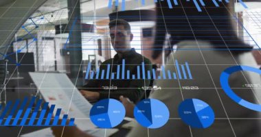 Değişen sayılarla birden fazla grafiğin animasyonu, farklı çalışma arkadaşlarının raporları tartışması. Dijital bileşik, çoklu pozlama, iş, büyüme, planlama, takım çalışması ve teknoloji kavramı.