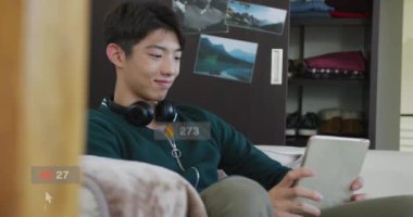 Tebligat çubuğu animasyonu, kanepede oturan ve dijital tablete kayan gülümseyen Asyalı çocuk. Dijital bileşim, çoklu pozlama, iş, sosyal medya anımsatıcı ve teknoloji kavramı.