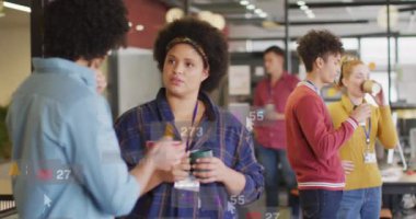 Ofisteki çay molasında tartışan çeşitli iş arkadaşlarıyla ilgili bilgilendirme barlarının canlandırılması. Dijital bileşik, çoklu pozlama, iş, planlama, içecek, takım çalışması ve sosyal medya hatırlatması.