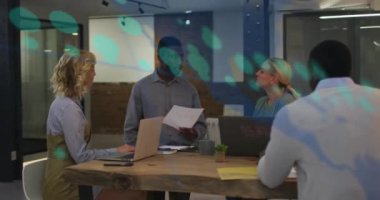 Muhtelif iş arkadaşlarının ofiste raporları tartışırken numaralarını değiştiren grafiklerin animasyonu. Dijital bileşik, çoklu pozlama, iş, büyüme, planlama, takım çalışması ve teknoloji kavramı.