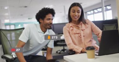 Dizüstü bilgisayarla ilgili raporları tartışan çeşitli iş arkadaşlarıyla ilgili bilgilendirme çubuklarının canlandırılması. Dijital bileşik, çoklu pozlama, iş, planlama, takım çalışması, sosyal medya anımsatıcı ve teknoloji.